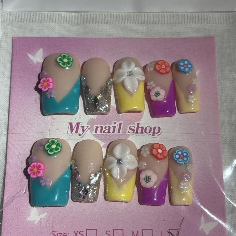 New press-on nail set in size large